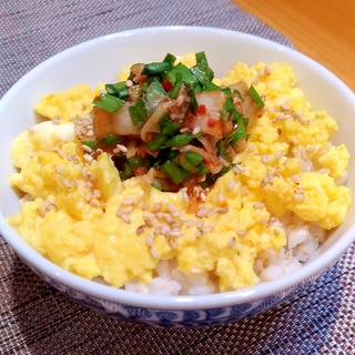 ふわふわ甘酒炒り卵とニラキムチ丼